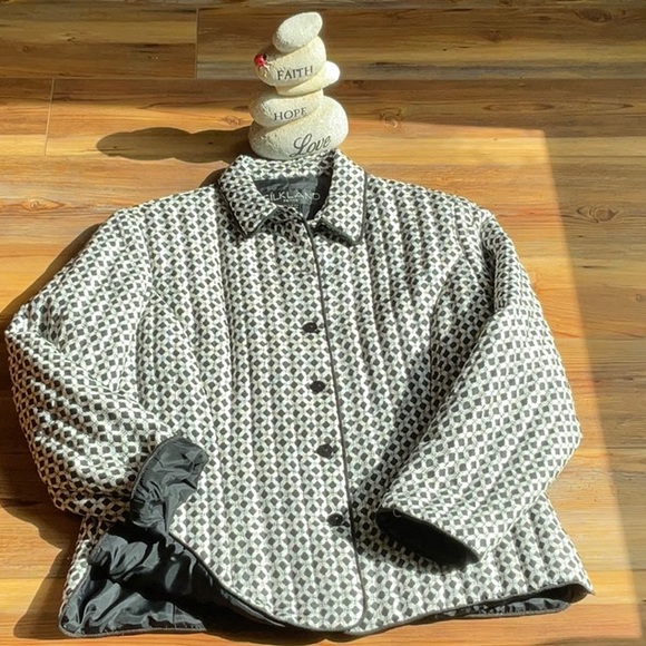 NEW ARRIVAL💖SILKLAND geometric design jacket with growgrain trim on collar - Picture 2 of 3